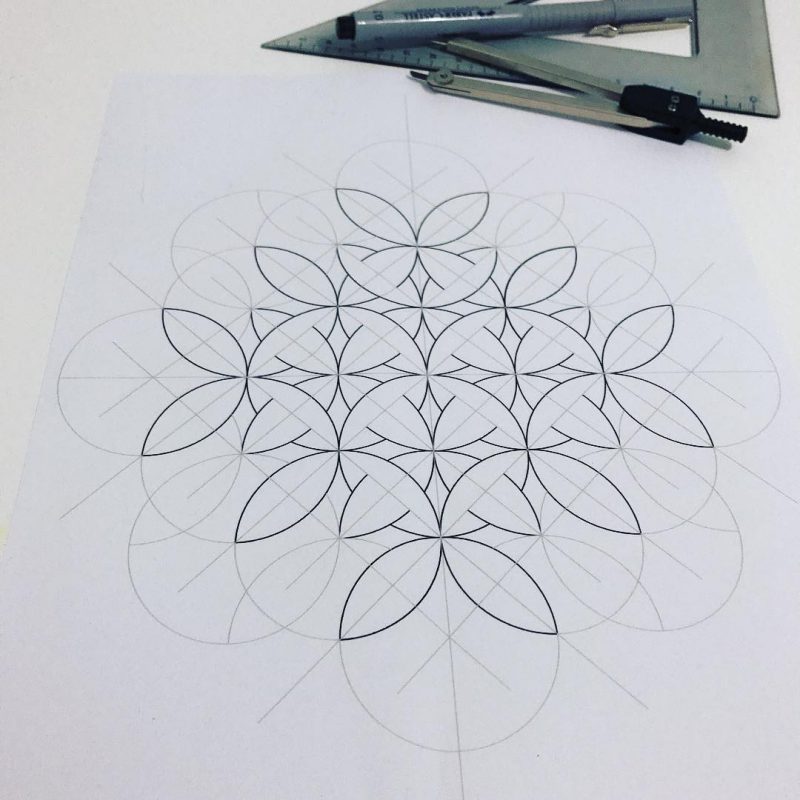 Ornament drawing using circles of the same diameter and lines of with the same length Ornament drawing using circles of the same diameter and lines of with the same length